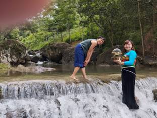 Ảnh có chứa ngoài trời, người, thác nước, trang phục

Mô tả được tạo tự động